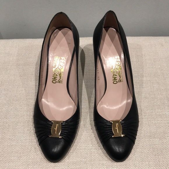 Salvatore Ferragamo Shoes - Salvatore Ferragamo black leather pumps